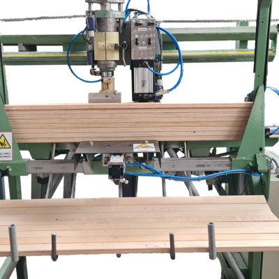 Stroj za vrtanje in vtiskanje lukenj